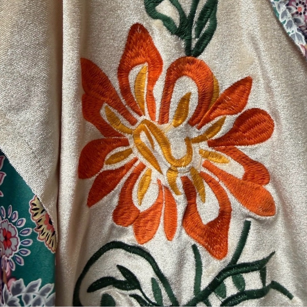 Like - new! POL L Cream Green Boho Embroidered Floral V Neck Blouse - Picture 3 of 8
